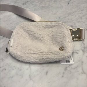 Lululemon Belt Bag Sherpa white with gold zipper hardware Tags Attached